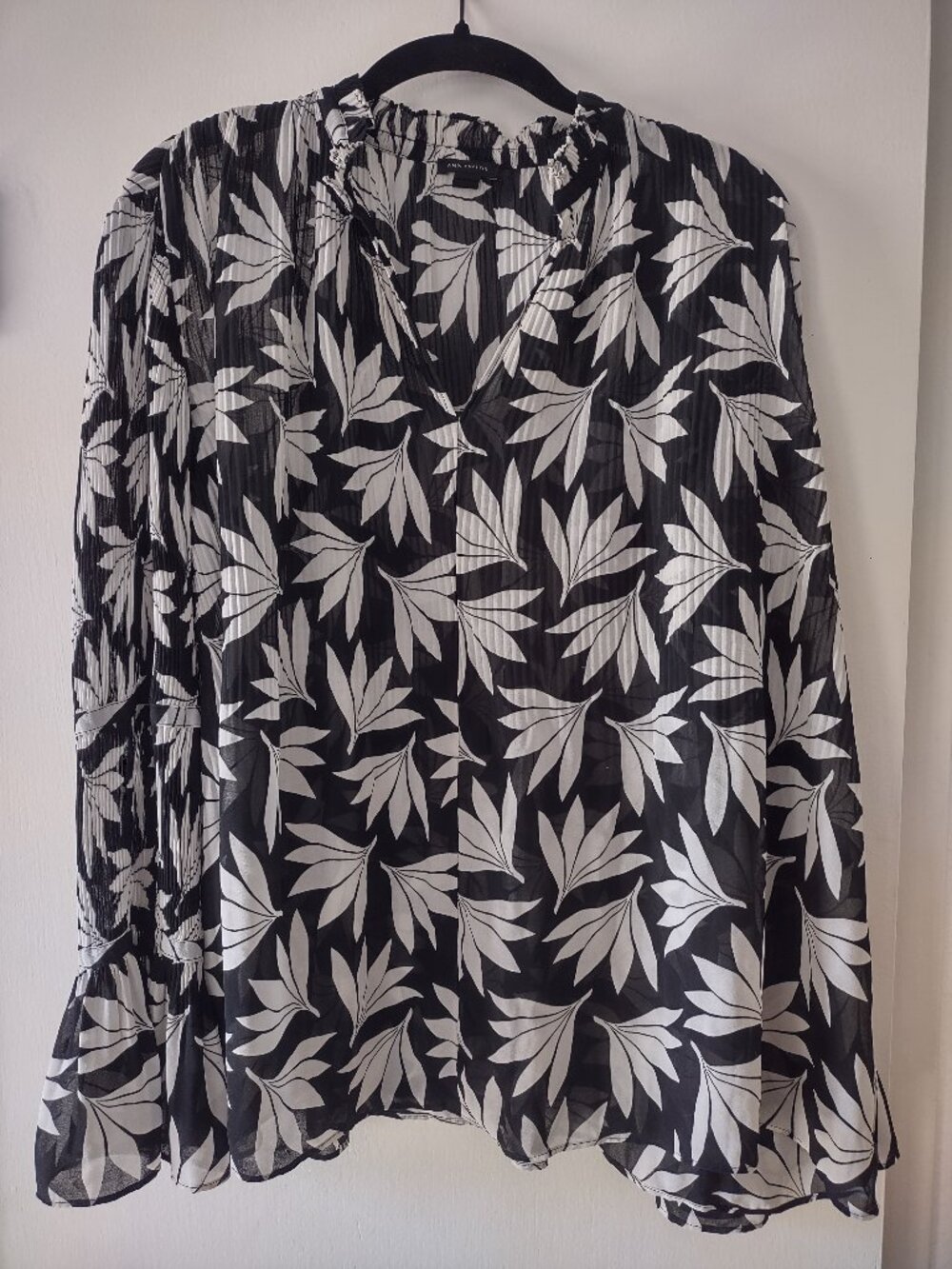 Ann Taylor Women’s Black White Leaf Print Pleated Sheer Blouse Ruffle Long Slv